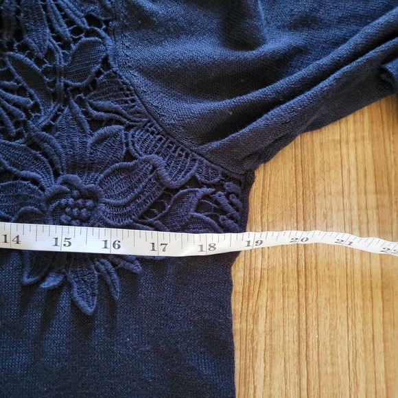 J Jill Shirt Top Womens Medium Black Linen Knit Crochet Lace Neckline Timeless - Picture 9 of 11